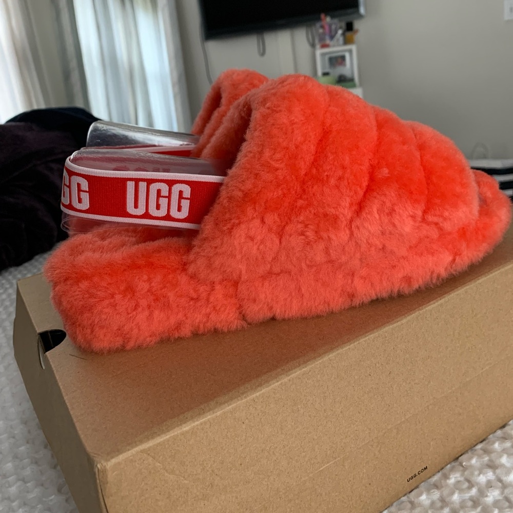 Brand new Women’s Ugg fluffy yeah slide